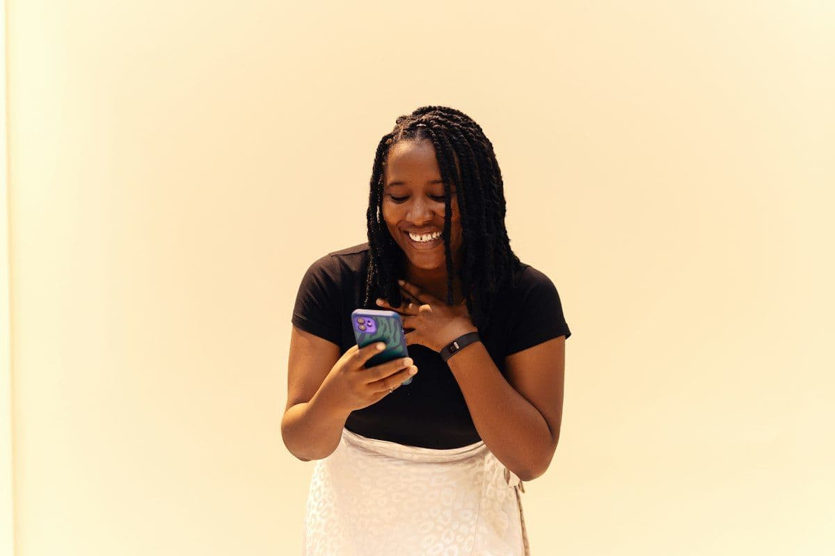Une femme souriante au téléphone